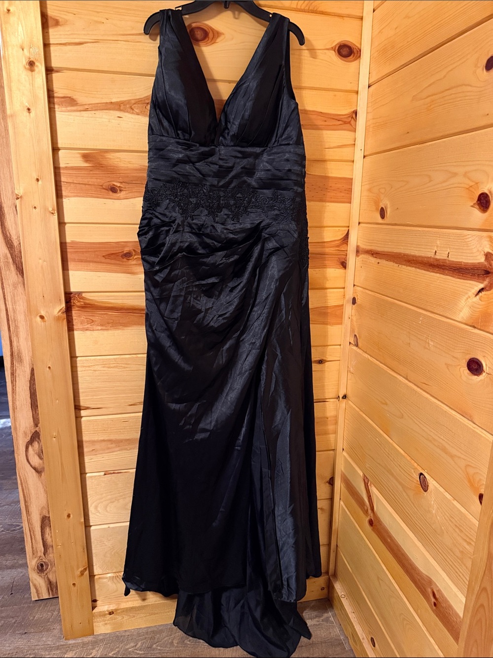Elegant Black V-Neck Prom Dress with Ruched Waist